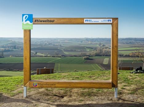 Rheinhessen erhält Selfie-Points auf den Hiwweltouren - Der erste Fotorahmen steht auf der Hiwweltour Stadecker Warte; Foto: Carsten Costard/Rheinhessen-Touristik